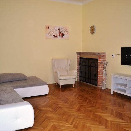 Sunflower 2Bdr Flat By Ruterra Prague Exterior photo